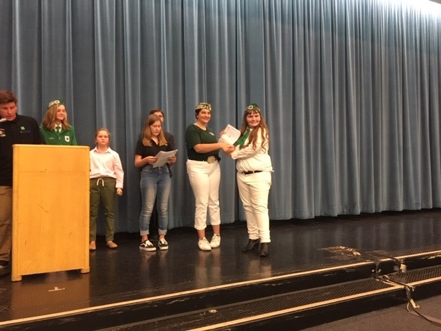 Anna of Conejo-Simi 4-H presenting Ashley with a Gold Medal Illustrated Talk Certificate.