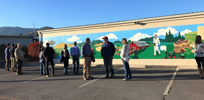 A mural in tribute to Siskiyou County agriculture and late UCCE advisor Steve Orloff was dedicated Oct. 13, 2018.