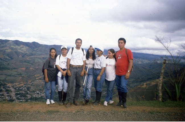 Díaz y estudiantes del colegio comunitario en un paseo en 1998, cuando era instructor del Servicio Nacional de Aprendizaje en Colombia.