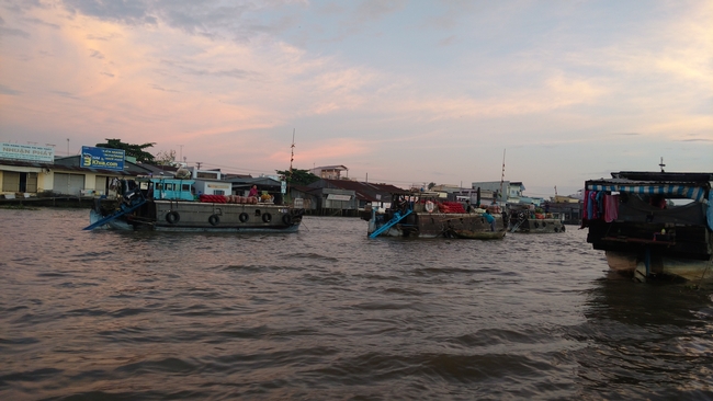 Daybreak at Can Tho's floating market