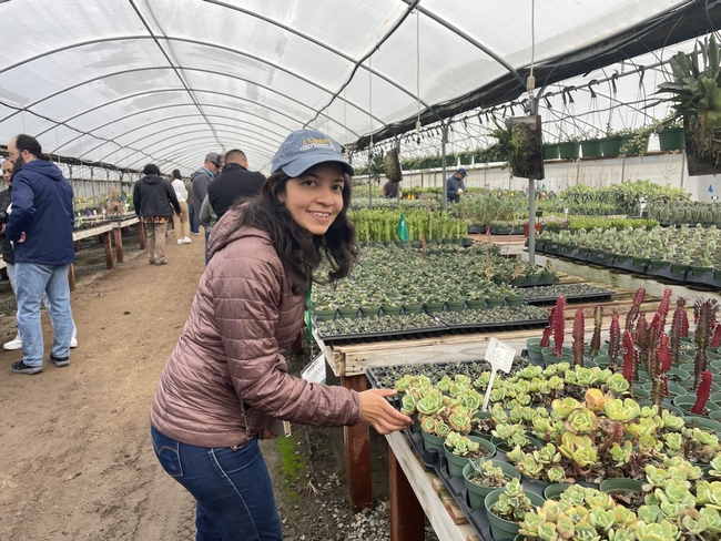 Johanna Del Castillo, profesora asistente para Extensión Cooperativa y Gerardo Spinelli, asesor en producción y horticultura de UCCE San Diego en un recorrido por el vivero Altmans Plants en Fallbrook