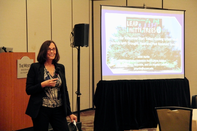 Janet Hartin presenta su investigación durante la conferencia Lead With Trees en Palm Springs.