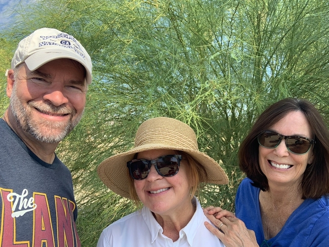 David Lahti, miembro de la Junta de Oswit Land Trust y jardinero maestro de UCCE, Tamara Hedges y Janet Hartin en la Reserva Prescott de Palm Springs.