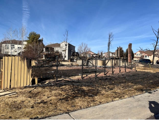 El panorama después del incendio de Marshall en Boulder, Colorado ilustra la línea que el fuego siguió del pasto a las bardas y de las bardas a las casas. Fotografía por Yana Valachovic