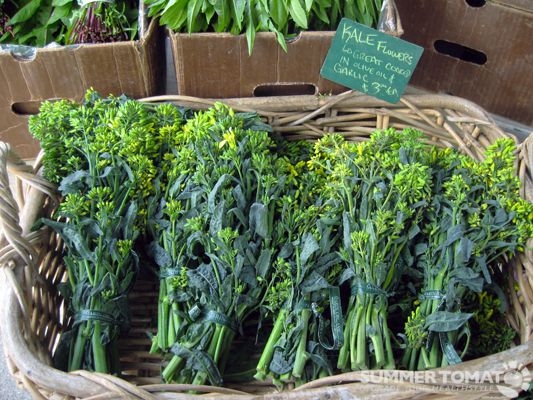 Edible Kale flowers<br>photo: Summertomatoes.com