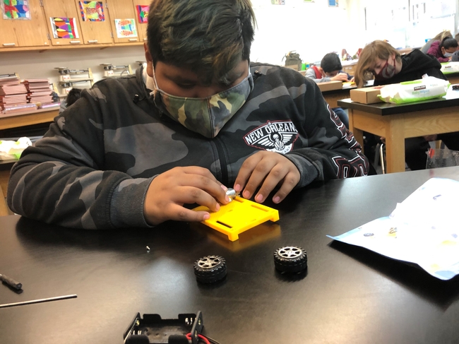 A 6th grader at Avery Middle School assembles a Mars rover. JoLynn Miller hopes the Mars project raises awareness of 4-H in their community and the variety of projects the UC ANR youth development program offers.