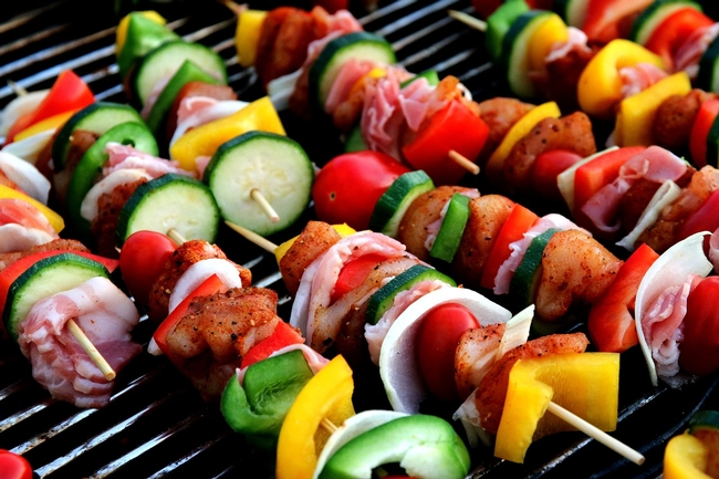 Warm summer evenings in Fresno are perfect for backyard barbecues. (Photo: Pixabay)