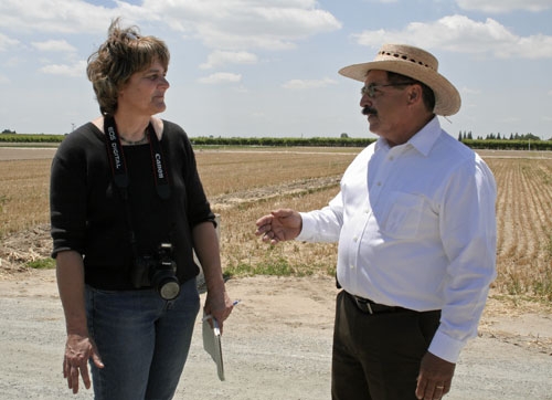 Freelance reporter Cecelia Parsons, left, talks blueberries with UCCE farm advisor Manuel Jimenez.