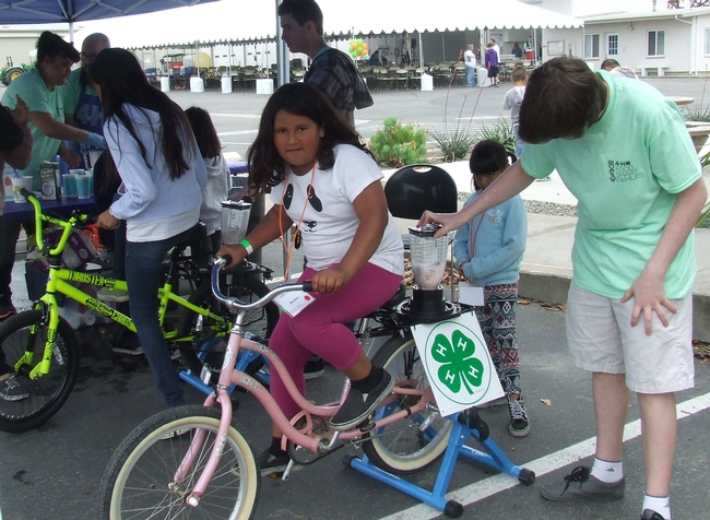 Kids make healthy smoothies using pedal power.