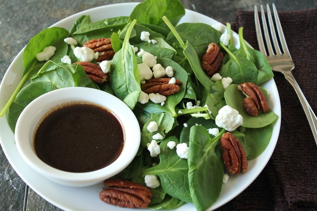 spinach, goat cheese and pecan salad