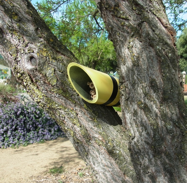 Bee-colored nesting tube