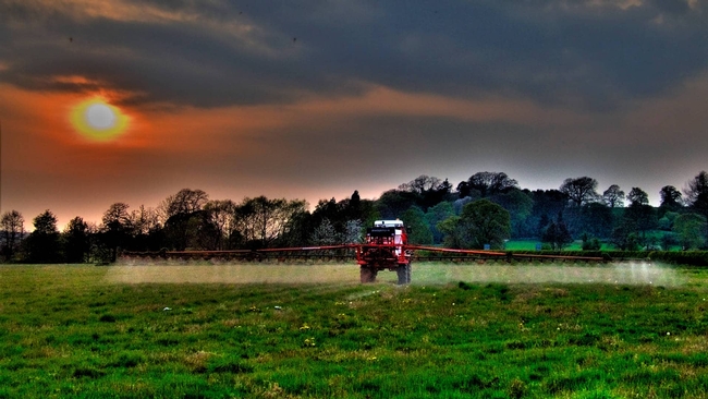 Large boom sprayers are used to efficiently apply herbicides over agricultural fields. Visual: Will Fuller / Flickr