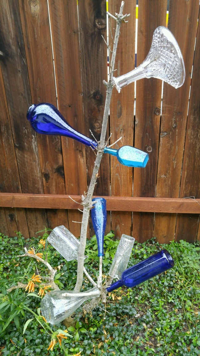Bottle tree. (photos by Karen Metz)