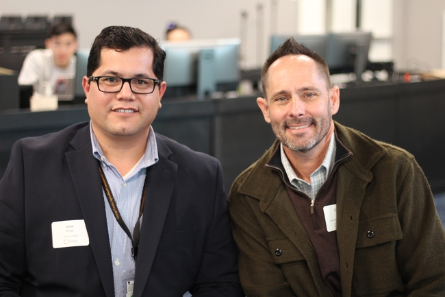 José Arriaga (a la izquierda) y Haver (a la derecha) durante el evento Sustain SoCal realizado en el Centro Beall para la Innovación Aplicada de UC Irvine.