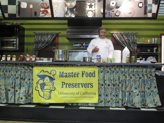 El envasador maestro de alimentos y jefe Ernest Miller en la Feria del Condado de Los Ángeles. Foto cortesía de Karen Hobart.