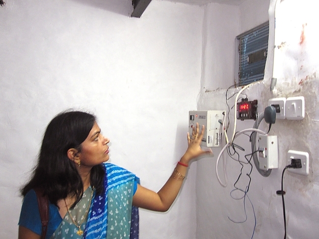 Neeru Dubey, de la Universidad de Amity, muestra un CoolBot instalado en India durante un proyecto de Horticulture CRSP.