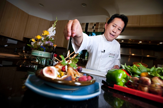El reconocido chef Martin Yan da los toques finales a un platillo chino.