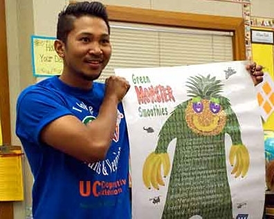 Marc Sánchez muestra el “Monstruo Verde” que usa para alentar a los niños a comer frutas y verduras. (Fotografía: José Pantoja)