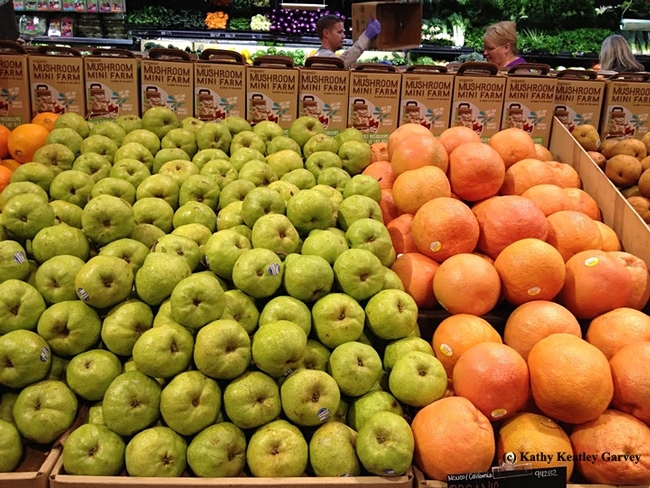 La sección de frutas y verduras es un buen lugar para seleccionar alimentos más saludables. (Foto por Kathy Keatley Garvey)