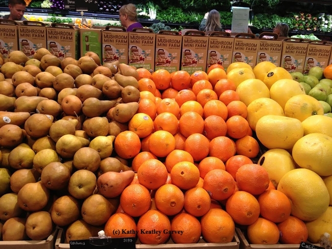 Las tiendas da abarrotes por lo general colocan las frutas y verduras alrededor del perímetro. (Foto por Kathy Keatley Garvey)
