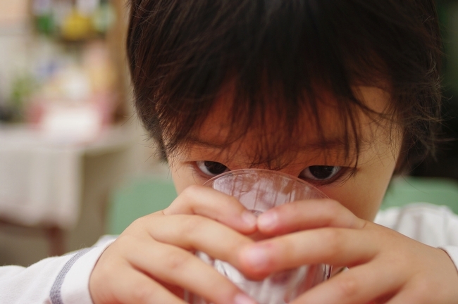 Beber agua es importante en la nutrición infantil y para prevenir la obesidad.