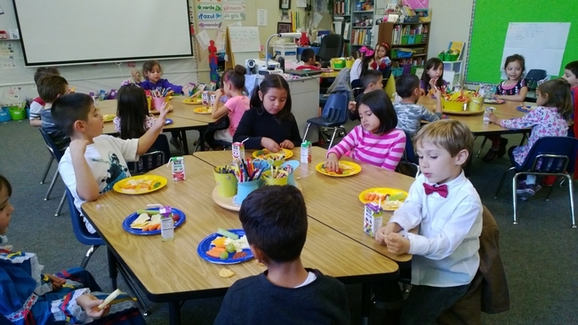 Día de San Valentín del año pasado, Nick Spezzano (el hijo de Terri, con la camisa blanca) comiendo verduras y frutas frescas con sus compañeros en la escuela.
