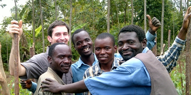 Como estudiante de postrado, Mark Lundy (atrás a la izquierda) trabajó con Chimwemwe (segundo de derecha a izquierda) y sus colegas de Malawi en un proyecto de producción de tomates.
