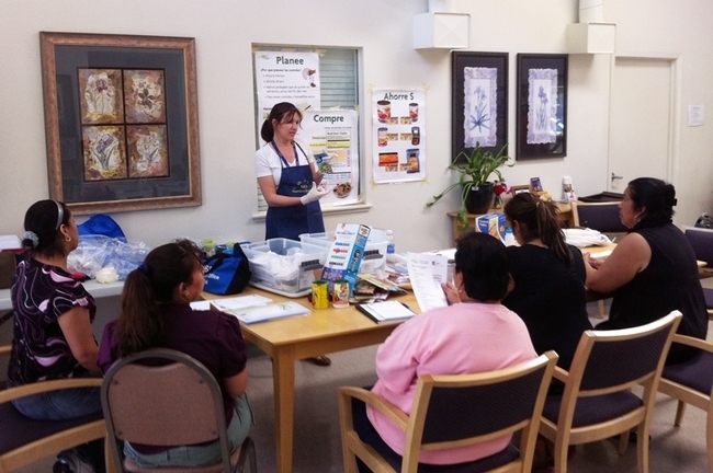 Una educadora del programa UC CalFresh imparte las lecciones del curso Planear, comprar, ahorrar y cocinar.
