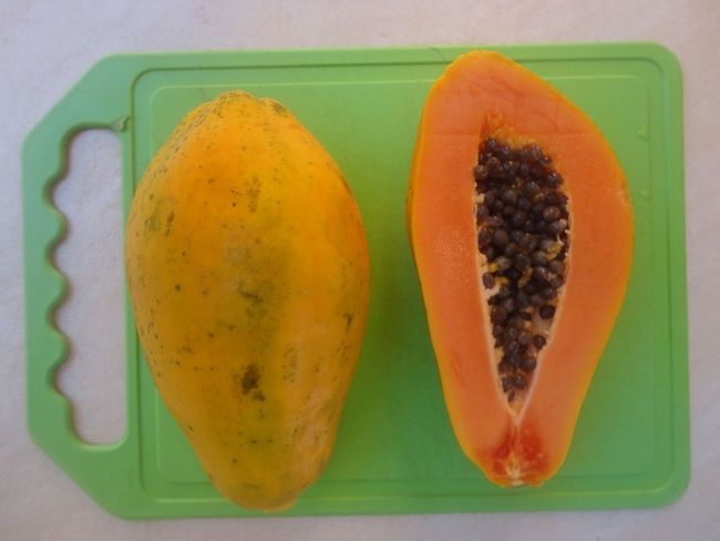Los consejos para ahorrar dinero del programa UC CalFresh permiten a las familias comprar fruta importada como la papaya.
