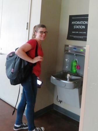 Sarah Risorto, del programa IPM de la UC, llena su botella en una de las estaciones de agua de la UC Davis. (Fotografía de Ann Filmer)