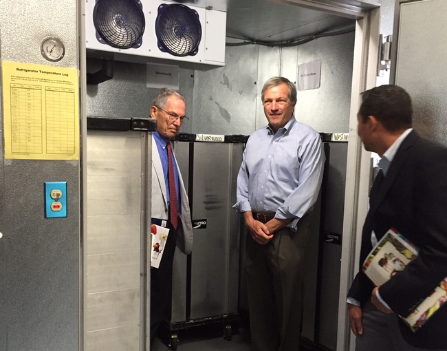 Ken Hecht, izquierda; Mark DeSaulnier, centro y Jesús Mendoza, administrador regional de la USDA, viendo la nueva cámara frigorífica.