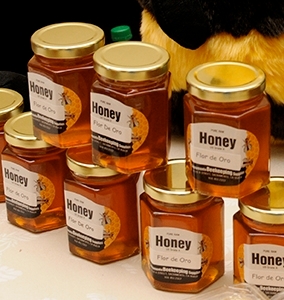Someta su miel de abeja al concurso Good Foods. Los apicultores de todo el país están invitados a hacerlo. (Fotografía de Kathy Keatley Garvey)