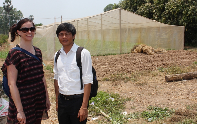 La investigadora de UC Davis, Karen LeGrand y Thort Chuong frente a otro vivero de malla en Camboya que fue construido después de haber ayudado a mostrar a científicos, granjeros y comerciantes las tecnologías del Laboratorio de Innovación Hortícola.