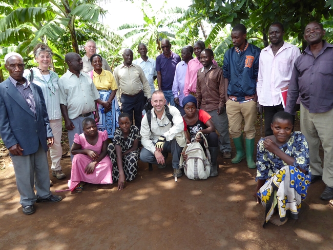 La reunión con subcontratistas de aguacates en Tanzania.