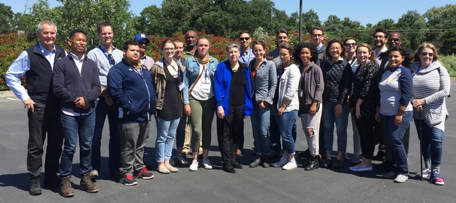 La presidenta Napolitano (centro con chaqueta azul) se reunió con los becarios de la GFI en Lange Twins Winery durante el recorrido agrícola.