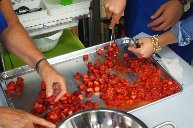 Triturando fresas para preparar mermelada. (Fotografía: Programa Preservador Maestro de la UC en el condado de Orange)
