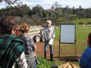 Roger Ingram, asesor emérito de granjas de Extensión Cooperativa de la UC, imparte clases sobre técnicas de pastoreo para ganado.