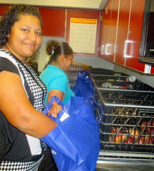 Preparando bolsas con alimentos para la comunidad.
