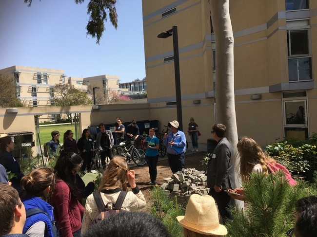 El Huerto de Ellie promueve el liderazgo entre los estudiantes de UCSD, quienes actúan como directores del huerto y educan a sus compañeros sobre jardinería y sustentabilidad.