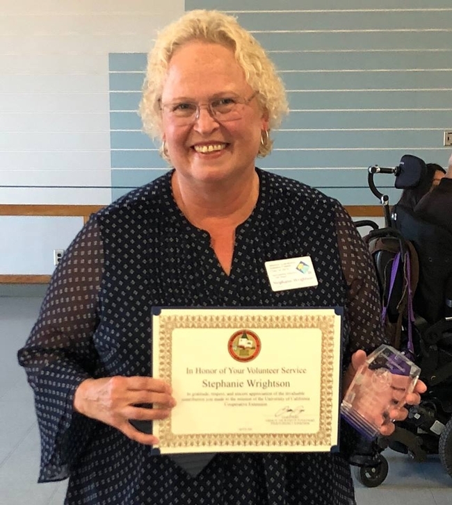 La Junta de Supervisores del condado de Sonoma, reconoció recientemente a Stephanie Wrightson como la voluntaria del año por su valiosa contribución como voluntaria del Programa Jardineros Maestros de UC en el condado de Sonoma.