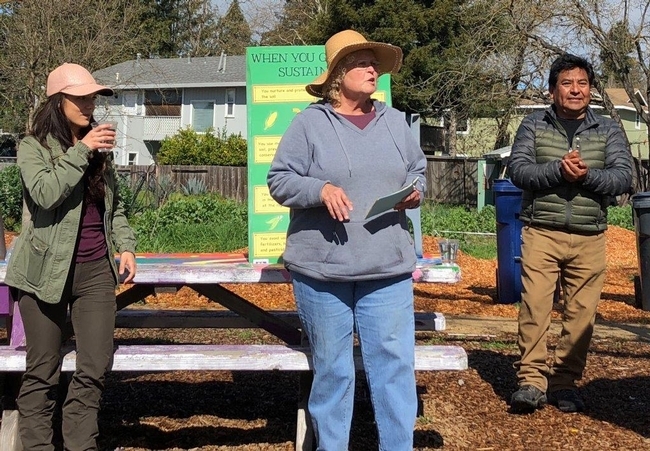 Stephanie Wrightson, voluntaria del Programa Jardineros Maestros de UC, enseña a un grupo de residentes del condado de Sonoma sobre prácticas de jardinería sustentable y cómo cultivar sus propios alimentos en el Bayer Farm Neighborhood Park & Garden.