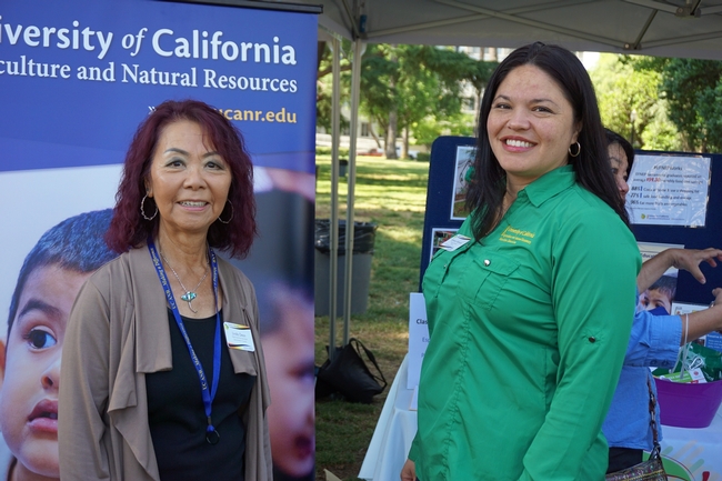 Linda Dean, a la izquierda y Vanessa Kenyon del programa EFNEP de Sacramento.