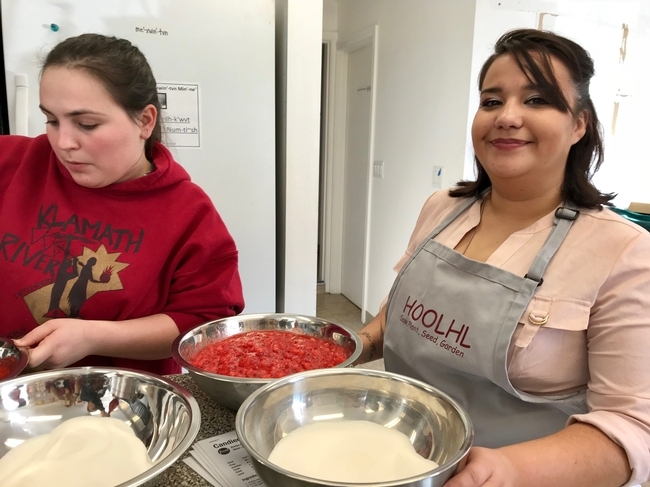 Miembros de la comunidad aprenden a preparar mermelada de fresa. (Fotografía: Barbara Goldberg)