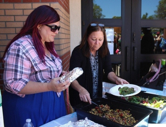 Primer (izquierda) con la supervisora de cocina, Shannon Cox, en el inicio de su Programa de Comidas de Verano. Fotografía: Andrea Keisler