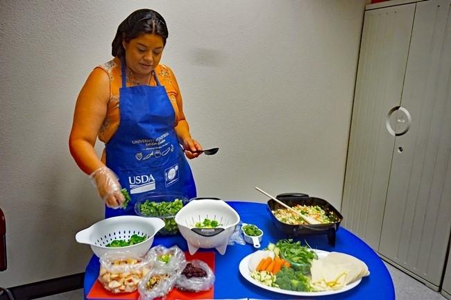 La coordinadora de proyectos de nutrición de UCCE, Evelyn Morales, hace una demostración de recetas con moringa.