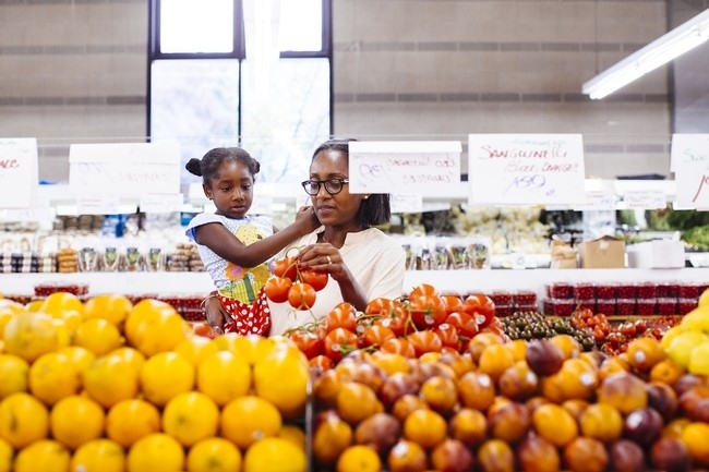 Karen Jetter, del Centro de Asuntos Agrícolas de UC, determinó que, con la planeación de un menú y el acceso a tiendas de venta al por mayor, el costo promedio diario para servir alimentos saludables a una familia de cuatro es de 25 dólares del 2010.