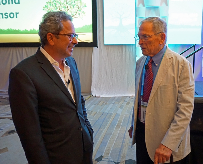 El asambleísta Richard Bloom (izquierda) y Kenneth Hecht, del Instituto de Políticas sobre Nutrición.