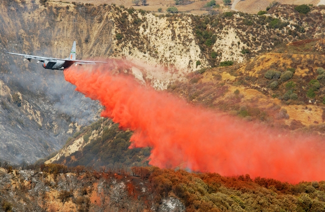 Fire retardant drop on a Southern California wildfire. (Photo: Wikimedia Commons)