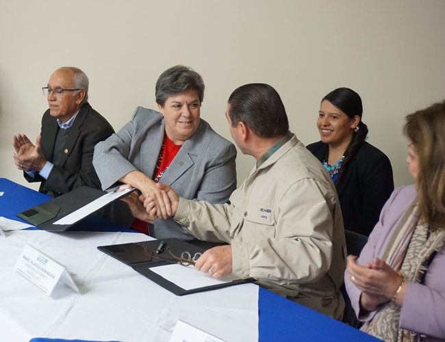 UC ANR Vice President Glenda Humiston, left, and Baja California Secretary of Agriculture Development Manuel Vallodolid Seamanduras shake hands in January 2017 after signing an agreement to establish a 4-H Club in Mexicali.