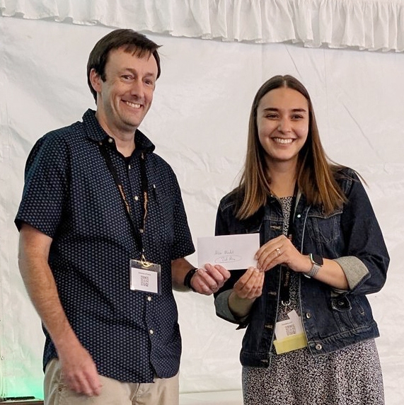 Doctoral candidate Alison Blundell receiving her prize from SON awards chairman Nathaniel  Schroeder of the University of Illinois, Urbana-Champaign. (Photo courtesy of SON)